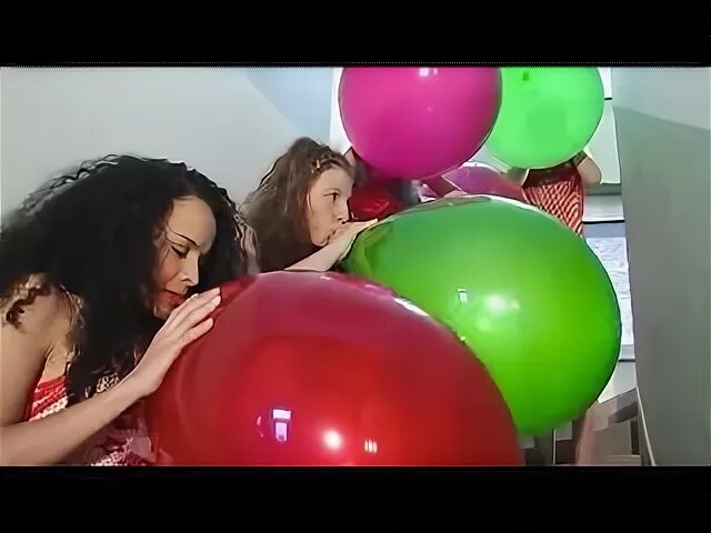 Girls blow to pop big balloons race - Видео ВКонтакте
