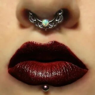 Opal septum clicker + red lips 💋 + labret piercing = 😍 https