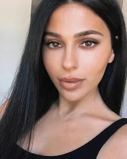 teni panosian"Can’t get enough of a good 🍫 makeup look! 🤤 be