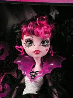 Royalty.Girl: 2012 Monster High Ghouls Rule Draculaura