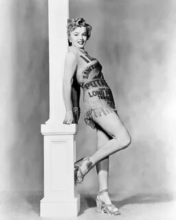 Marilyn Monroe in a potato sack dress, 1951 Marilyn monroe, 