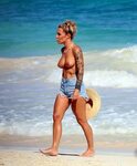 Blanka Lipinska Shows Off Her Nude Tits Enjoying the Beach D
