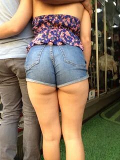 Sexy chava nalgona usando micro shorts Mujeres bellas en la calle
