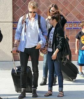 Vanessa Hudgens and boyfriend Austin Butler quickly jet out 