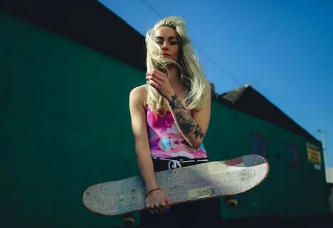 stef-nurding female hot skateboarder BOARD RAP