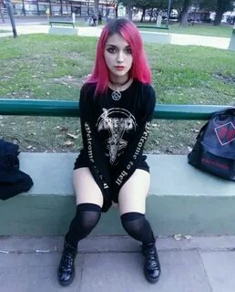 Pin by Seahopes on ❦ ۵ ☾ Girls Hot goth girls, Cute emo girl