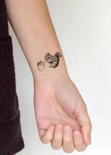 Тату белки с желудем на запястье девушки - KissMyTattoo.ru