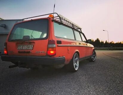 Volvo 240 wagon in a classy sunset orange. Love the roof rac