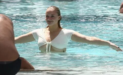 In a Pool Sophie turner, Sophie turner bikini, Beautiful fem