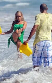Hot On World: Kendra Wilkinson & Hank Baskett's At Beach Pla