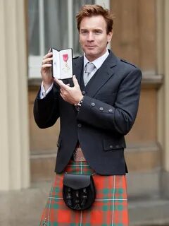 Ewan-McGregor-en-kilt-pour-recevoir-une-distinction-a-Buckin