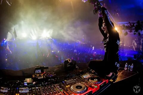 Skrillex owning the stage at TomorrowWorld 2014