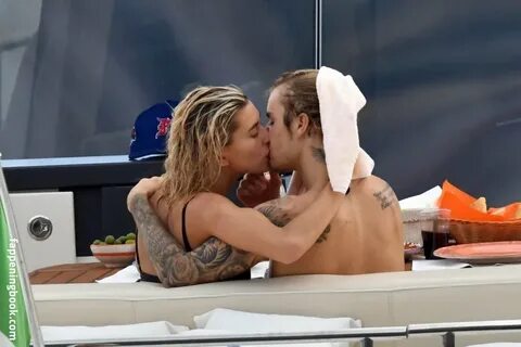 √ Hot Hailey Bieber Nude Girl Centre