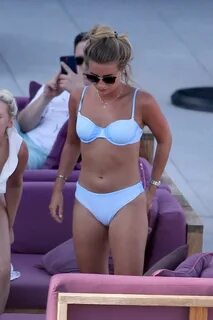 Dani Dyer by the pool with friends in Los Angeles-15 GotCele