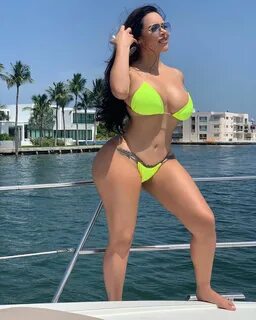 @fashionnovacurve 💚 🌴 Miami Beach is where neon goes to die 