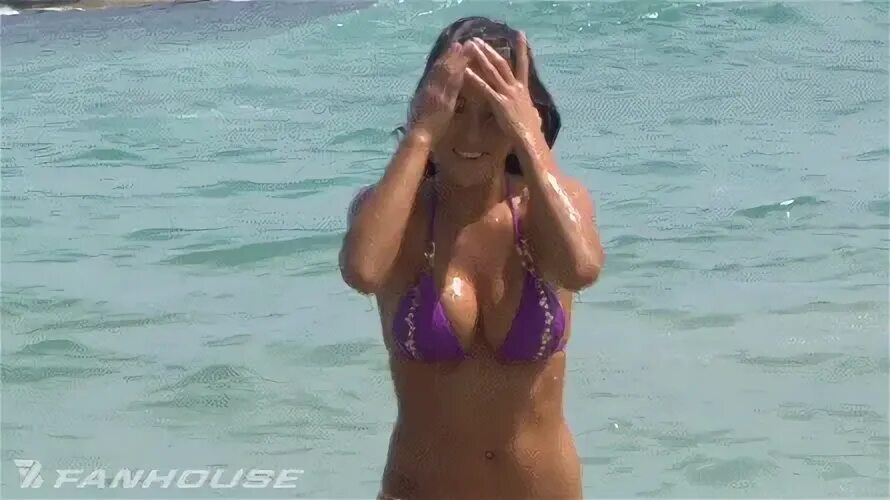 Красивые девушки в бикини на пляже (34 гифки)