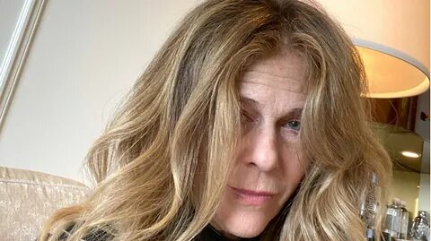 Rita Wilson Panics When Golden Globes Makeup Artist Is Late.