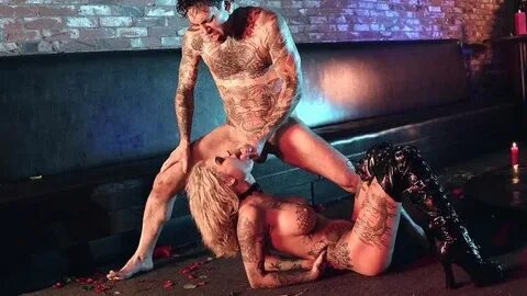 Stripper Bonnie Rotten awaits her facial from client Small H