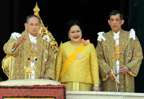 Bhumibol Adulyadej (v.l.) mit Königin Sirikit und Kronprinz 