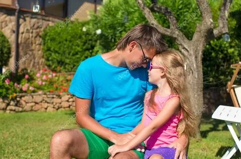 父 亲 和 女 儿 在 玩 户 外 的 热 带 度 假 - 图 库 照 片 © d.travnikov*64874517