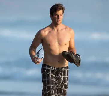 Tom Brady ran shirtless on the beach. Tom brady, Shirtless m
