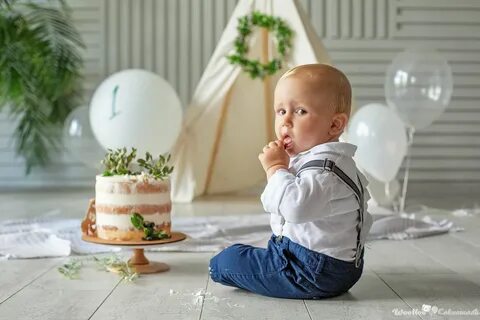 Minimalistic light decorations for a natural eco themed cake