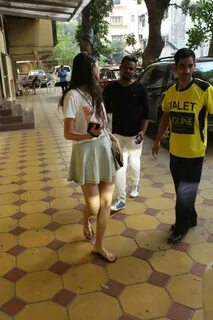 Student Of The Year HOTTIE Ananya Pandey Spotted Wearing SKI
