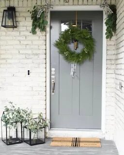 Creative Front Porch Christmas Decorations * The Garden Glov