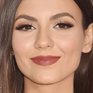 Victoria Justice Makeup: Beige Eyeshadow, Black Eyeshadow & 