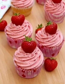 Vanilla Cupcakes with Strawberry Buttercream Leckere cupcake