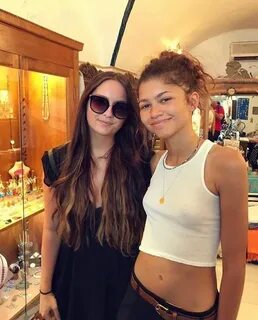 With a fan : Zendaya Zendaya bikini, Zendaya coleman, Zenday