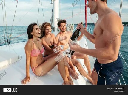 Projenizin bütçesine uygun fiyatlı, yüksek kaliteli Group young cheerful ha...