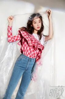 Jiang Mengjie poses for fashion magazine China Entertainment