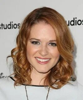 Sarah Drew Medium Curly Light Ginger Red Hairstyle Tagli di 