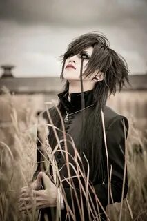 Vocals: yoshiatsu (よ し あ つ) Visual kei, Japanese hairstyle, 