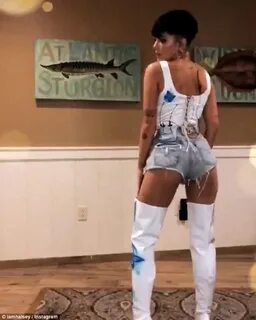 Halsey shows off her pert derriere in Daisy Dukes and her ne