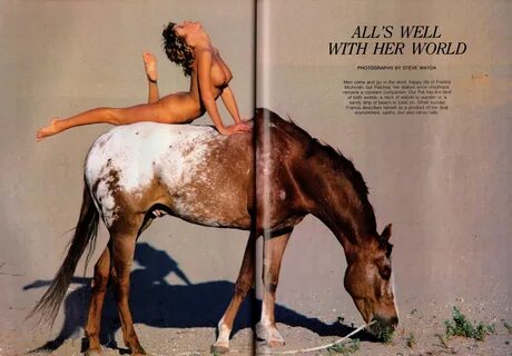 Frau reitet nackt auf dem pferd Nackt auf dem Pferd unterweg