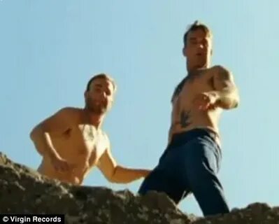 Robbie Williams dan Gary Barlow Telanjang Dalam Video Gay Br