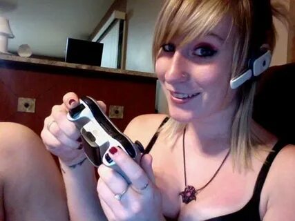 Pretty Girls Playing Video Games (29 pics)