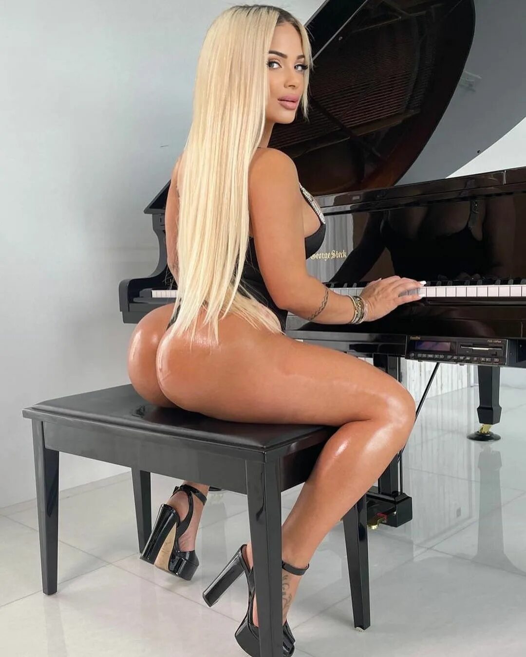 Mia Rivero ميا ريڤيرو الله خير on Instagram: "Free piano 🎹 lessons fo...
