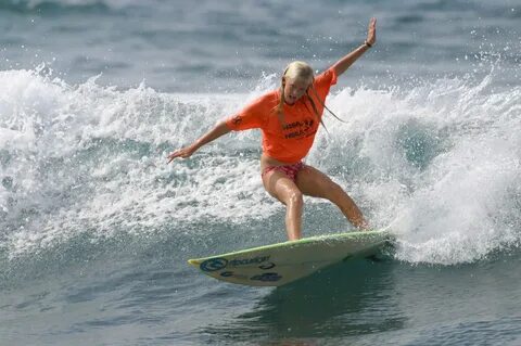 Příběh jednoruké surfařky Bethany Hamilton bere dech! Kafe.c