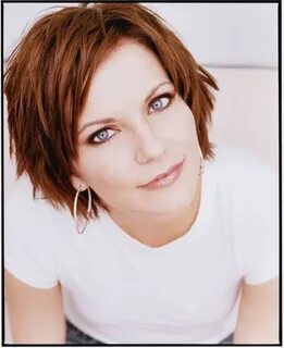 Martina McBride Martina mcbride hairstyles, Messy short hair