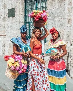 Cuban ladies along Calle Obispo - Havana ❤. Кайо-коко, Куба,