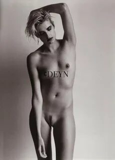 Agyness deyn naked 💖 Agyness Deyn's mother hits the roof ove