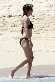 lisa-rinna-in-a-bikini-on-the-beach-in-mexico-14 GotCeleb