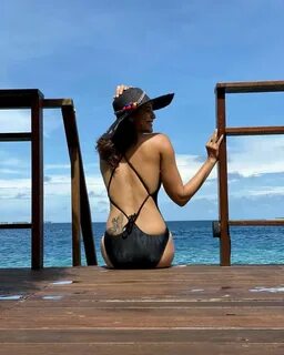Karishma Tanna exudes sexy vibes while holidaying in Maldive