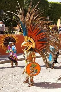 Caballero Aguila Trajes de danza azteca, Danzantes aztecas, 
