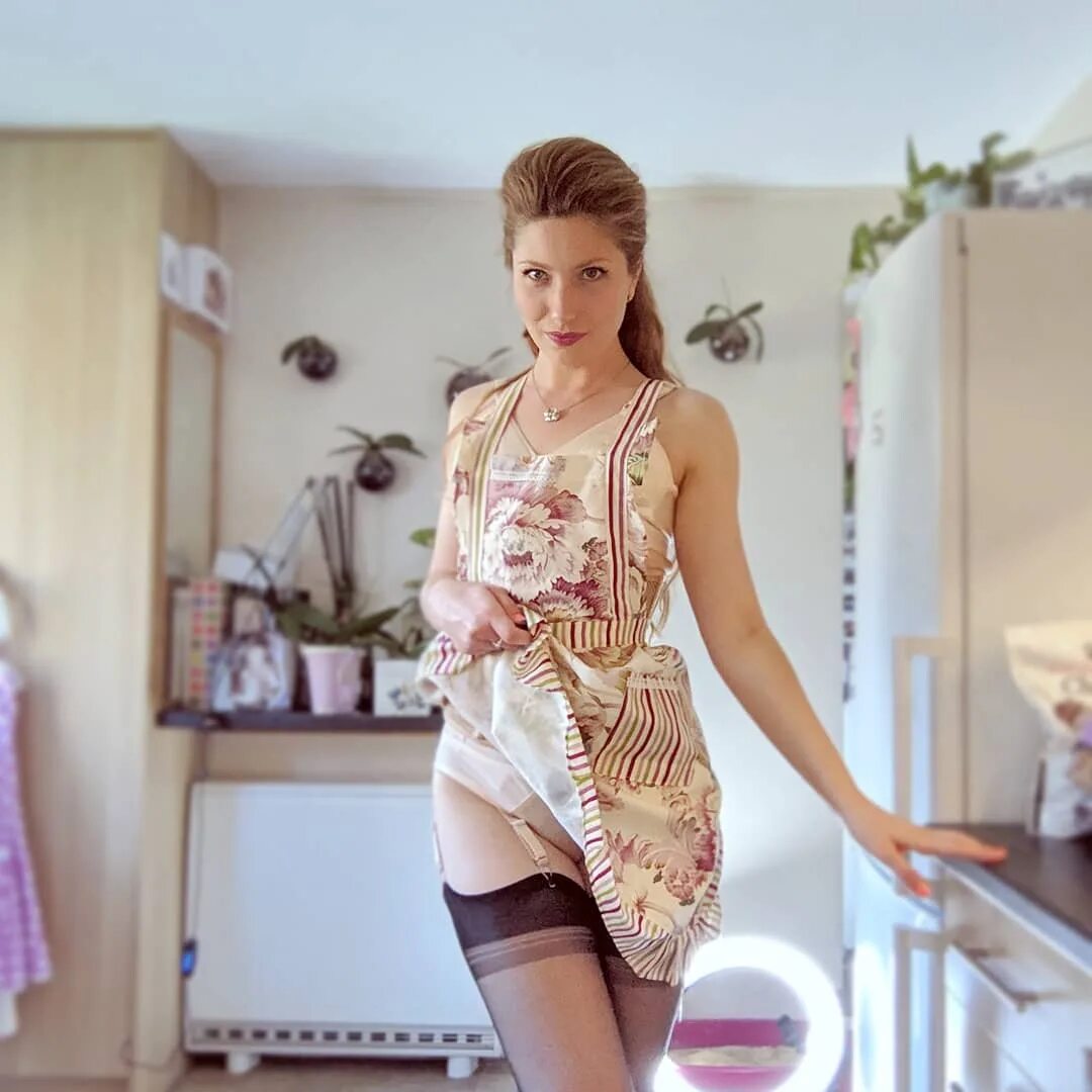 Stephanie Bonham Carter в Instagram: "In my kitchen we wear #fullyfash...