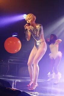 Miley Cyrus lets fans touch her hooha : Page 5