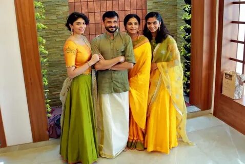 uthara sarath with mother asha sarath and sister keerthana (